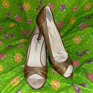 Michelangelo Jada Peep Toe Pumps Size 9.5M Beige Tan Gold Satin Sequin